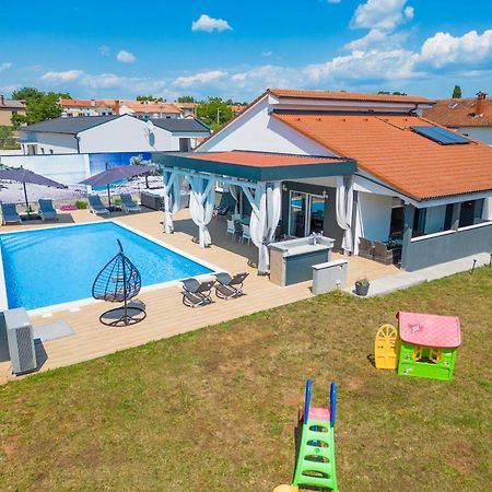 Villa Beauty With Heated Pool And Jacuzzi Канфанар Екстериор снимка