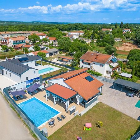 Villa Beauty With Heated Pool And Jacuzzi Канфанар Екстериор снимка