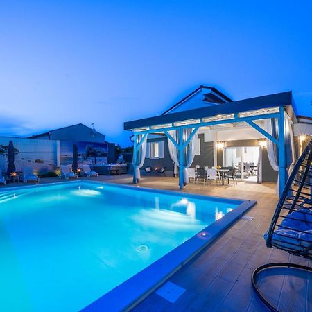 Villa Beauty With Heated Pool And Jacuzzi Канфанар Екстериор снимка