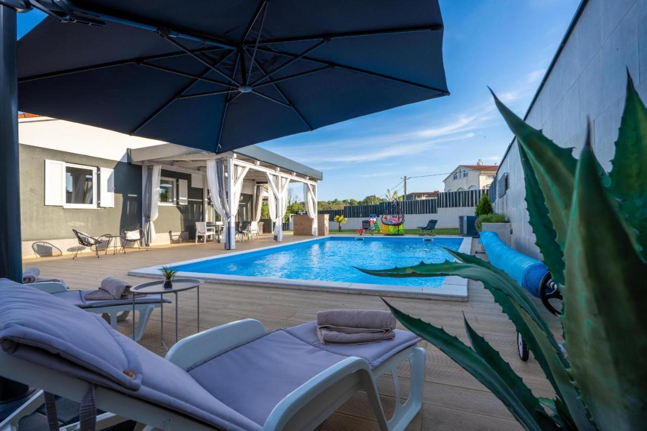 Villa Beauty With Heated Pool And Jacuzzi Канфанар Екстериор снимка
