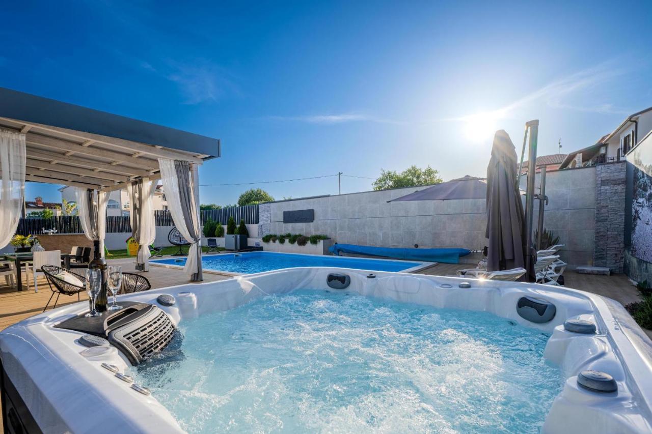 Villa Beauty With Heated Pool And Jacuzzi Канфанар Екстериор снимка