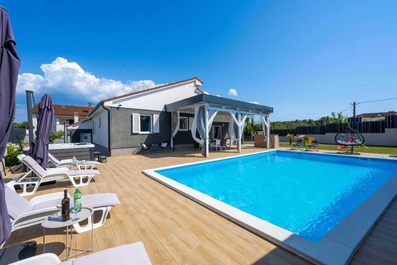 Villa Beauty With Heated Pool And Jacuzzi Канфанар Екстериор снимка