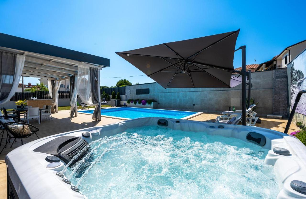 Villa Beauty With Heated Pool And Jacuzzi Канфанар Екстериор снимка