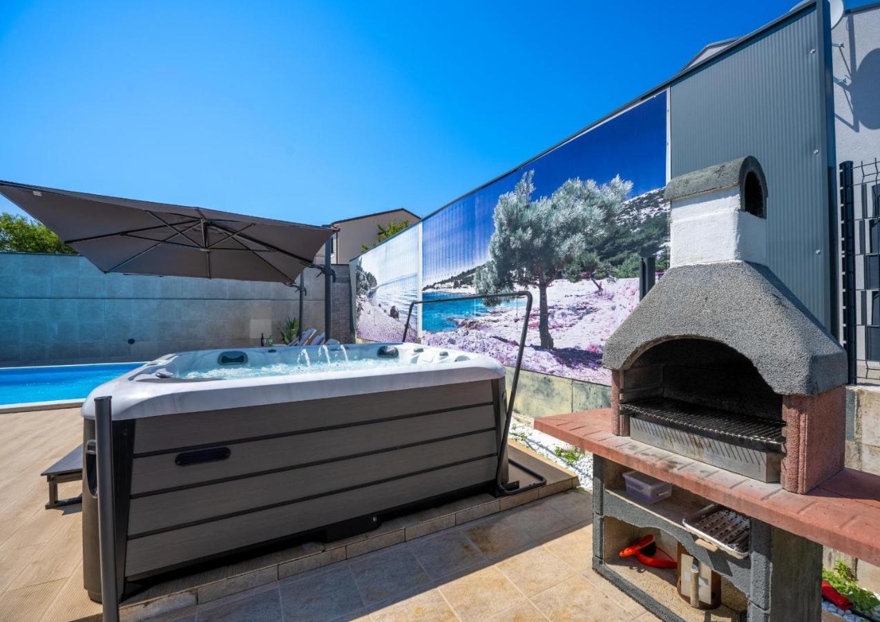 Villa Beauty With Heated Pool And Jacuzzi Канфанар Екстериор снимка