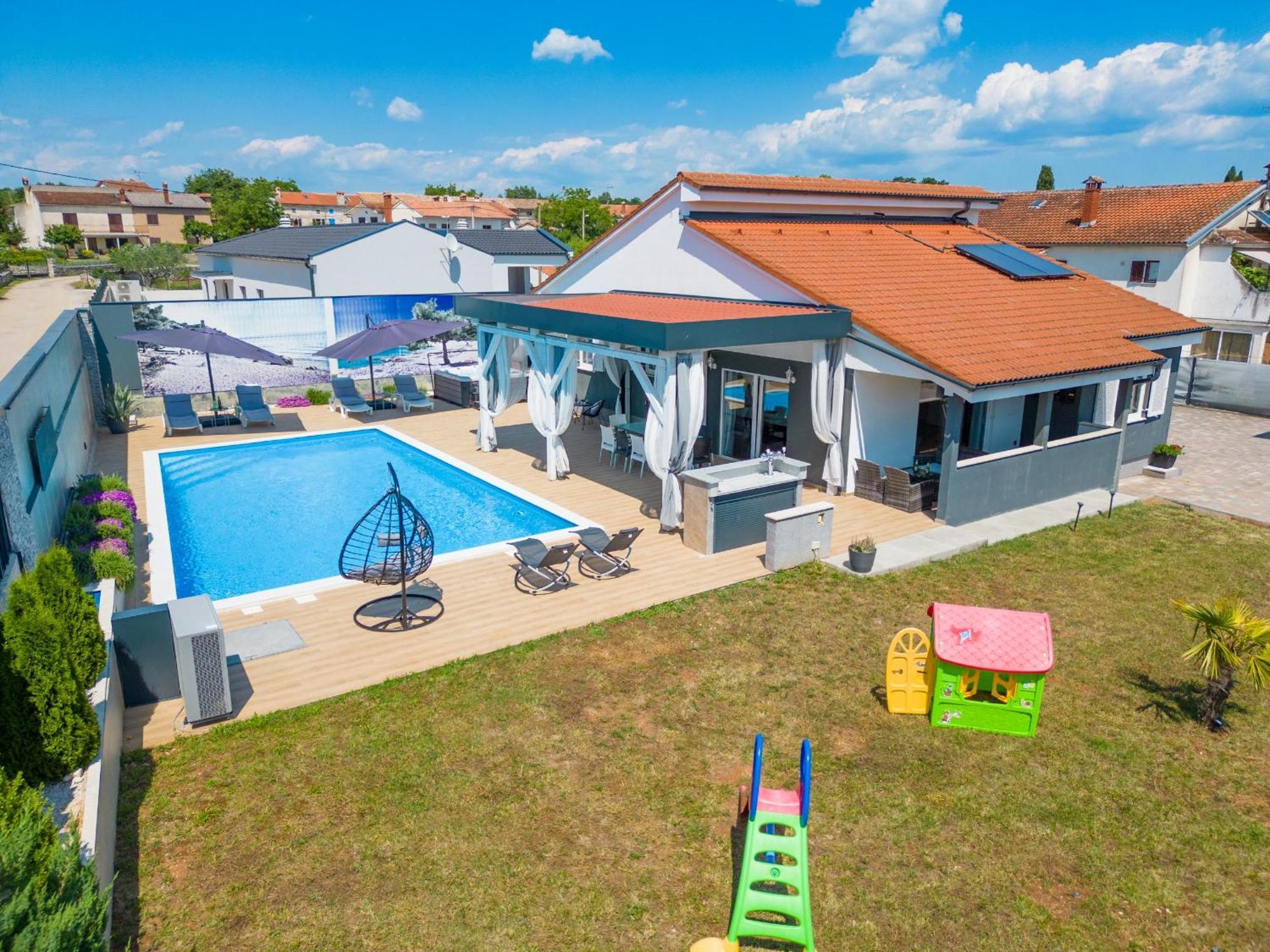 Villa Beauty With Heated Pool And Jacuzzi Канфанар Екстериор снимка