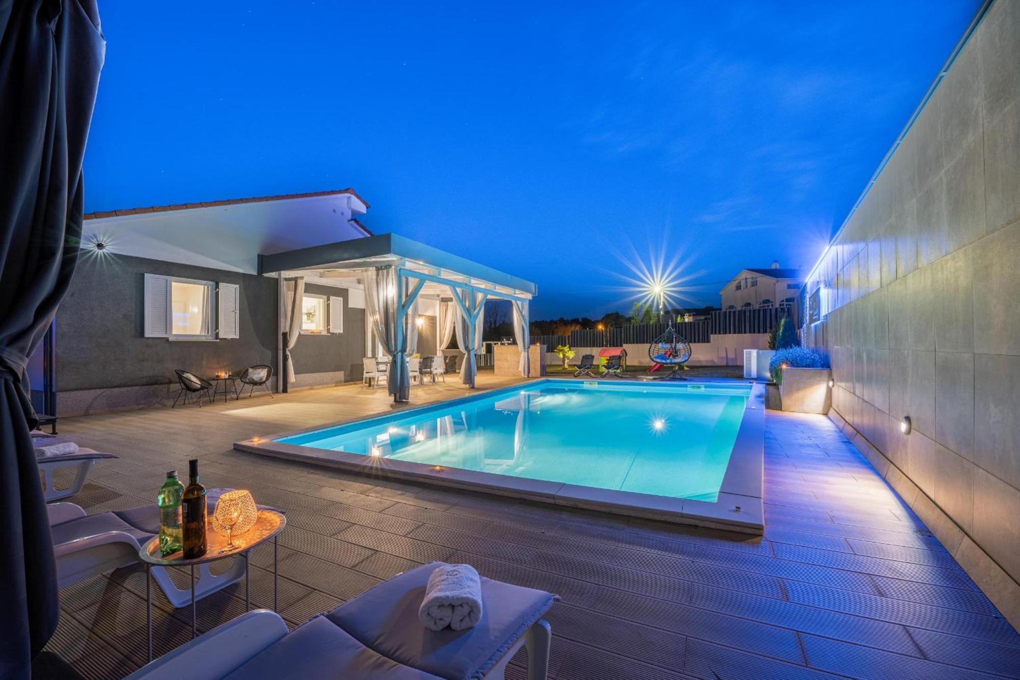 Villa Beauty With Heated Pool And Jacuzzi Канфанар Екстериор снимка