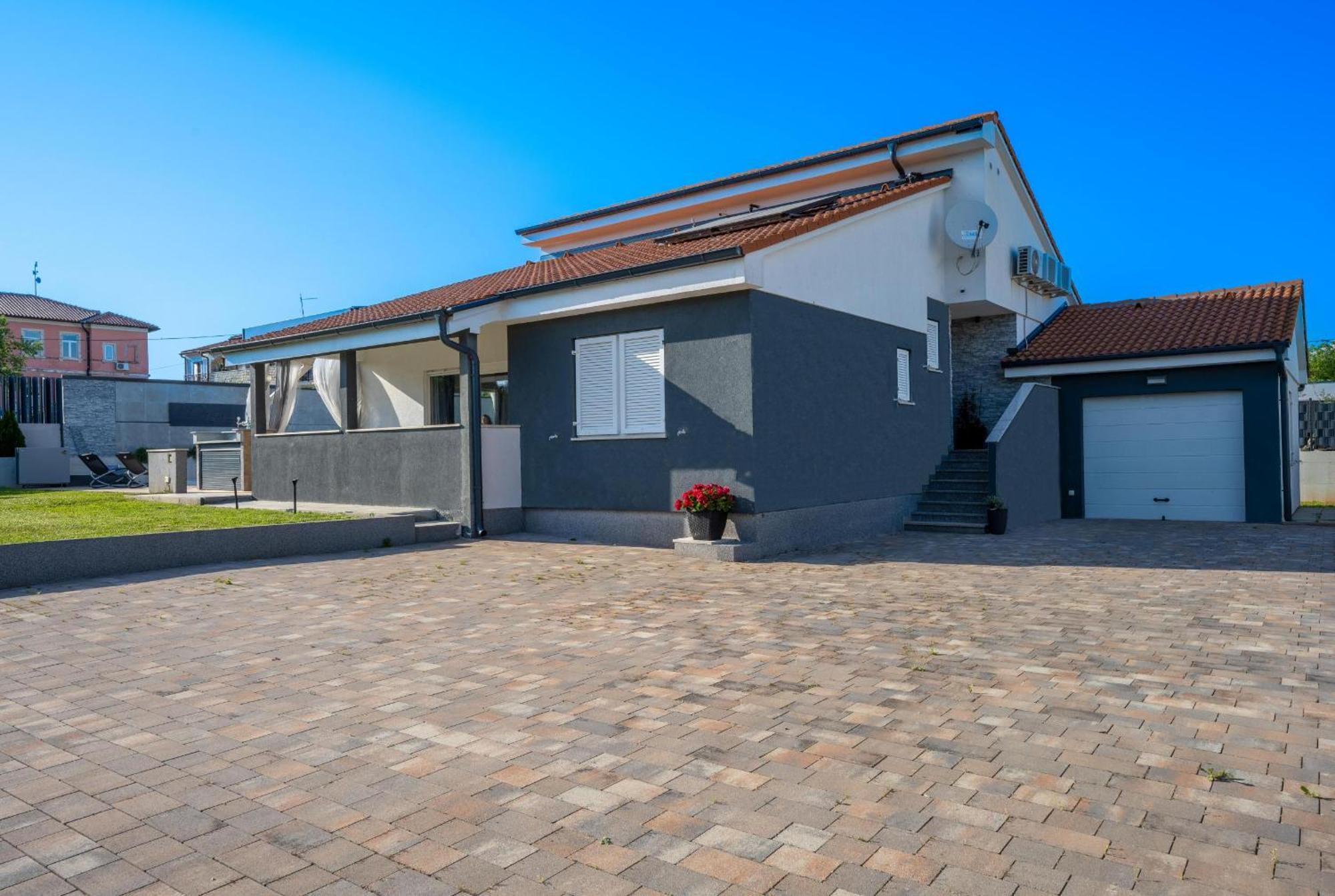 Villa Beauty With Heated Pool And Jacuzzi Канфанар Екстериор снимка