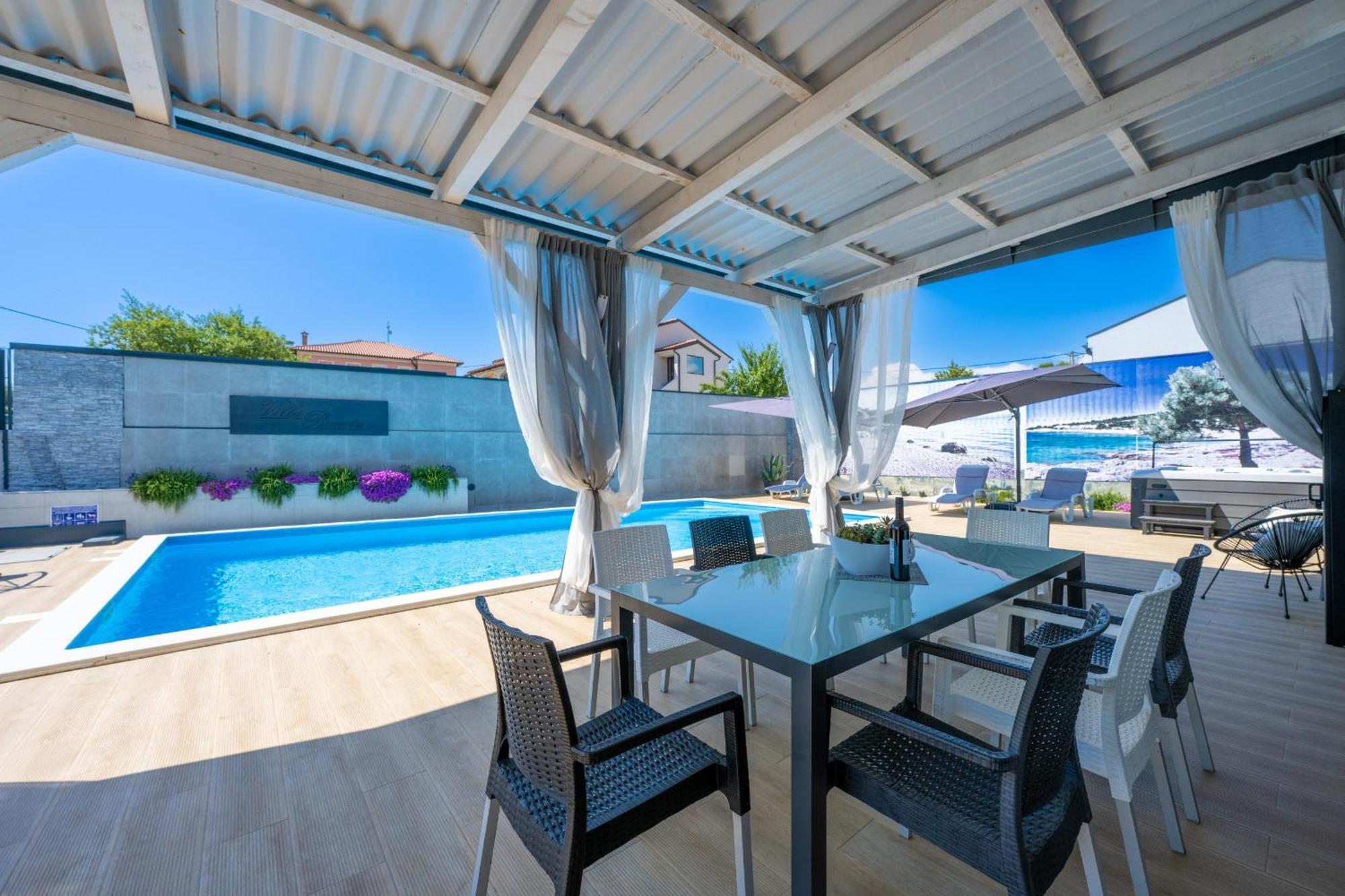 Villa Beauty With Heated Pool And Jacuzzi Канфанар Екстериор снимка