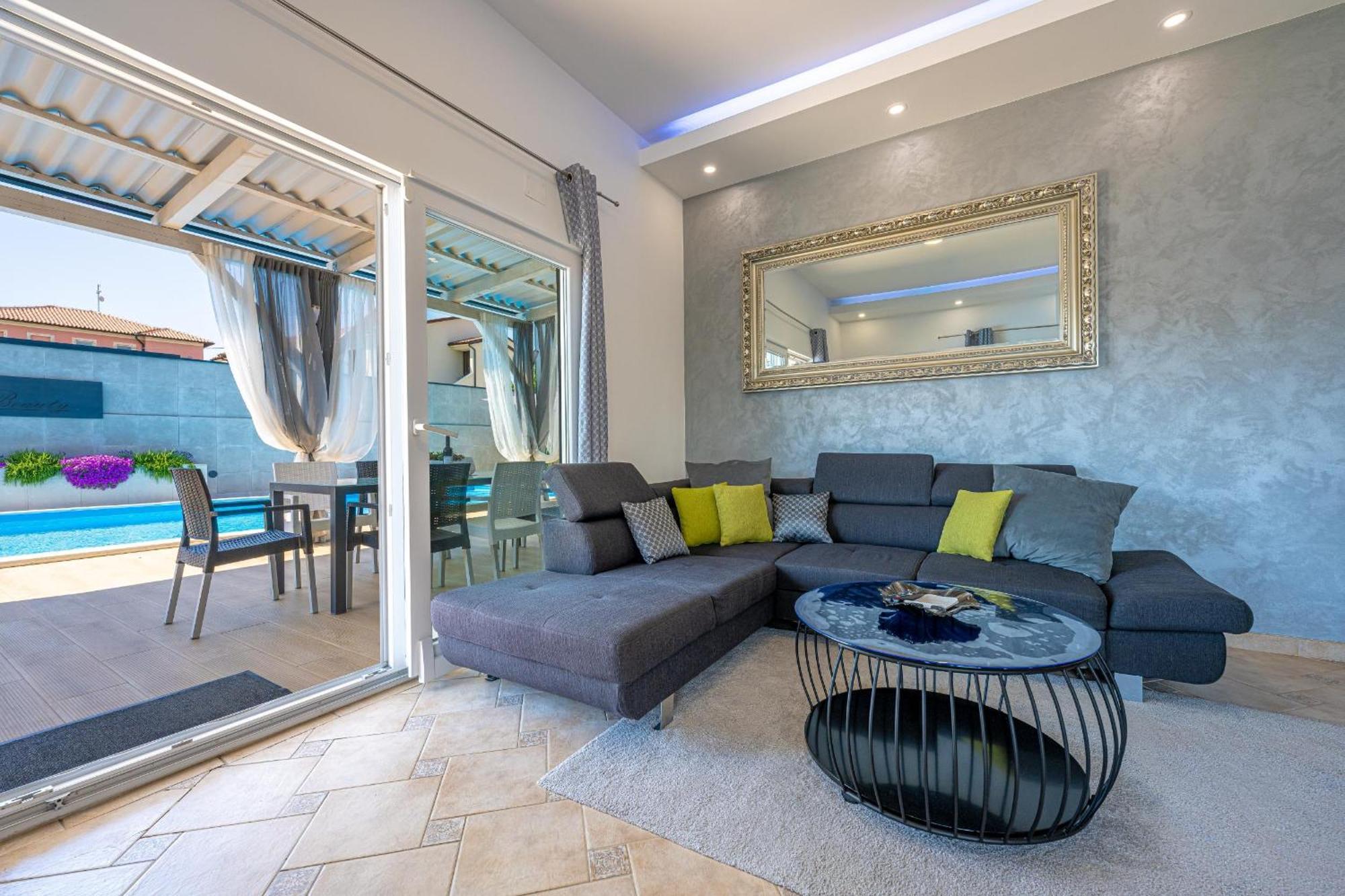 Villa Beauty With Heated Pool And Jacuzzi Канфанар Екстериор снимка