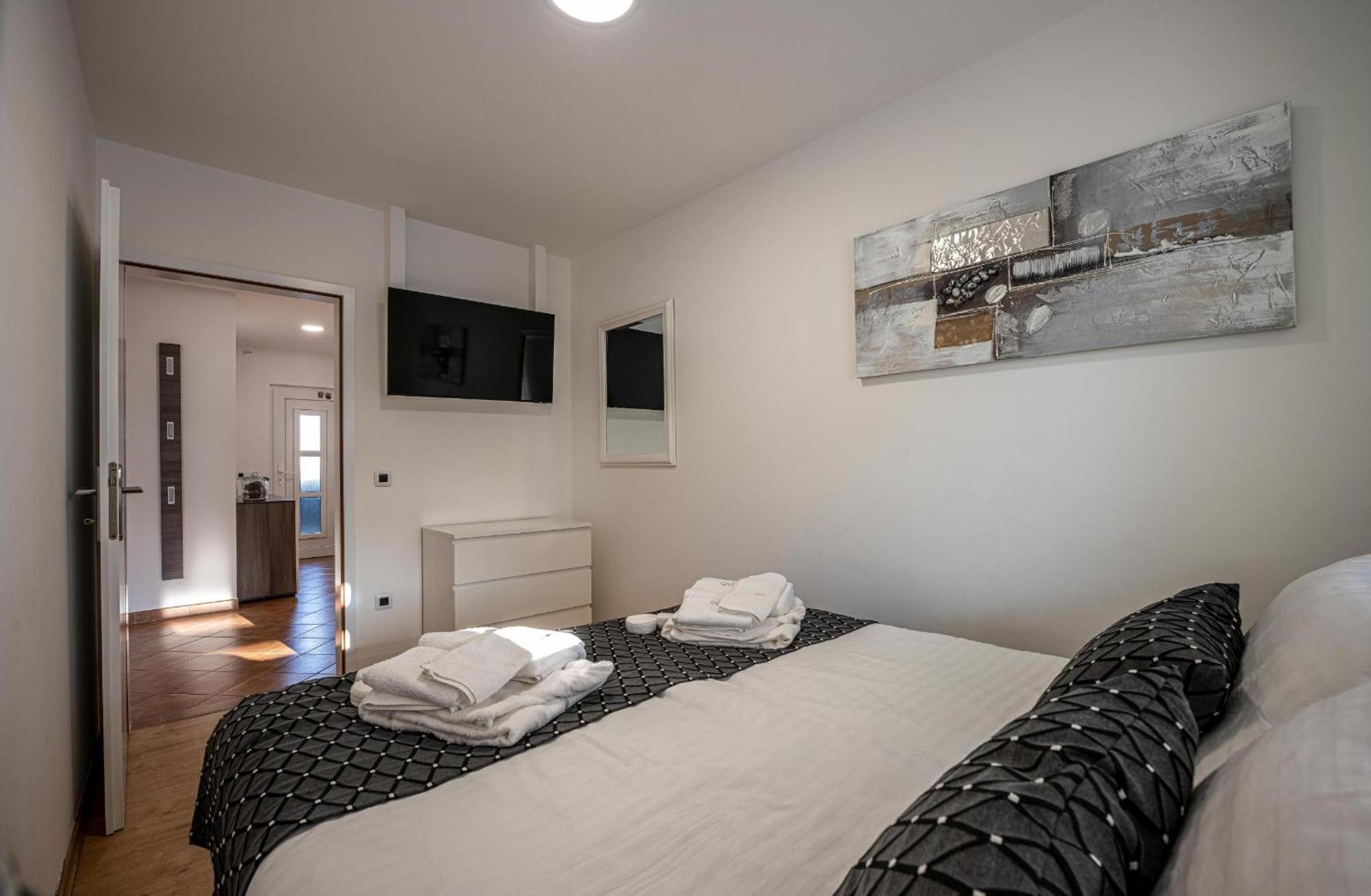 Villa Beauty With Heated Pool And Jacuzzi Канфанар Екстериор снимка