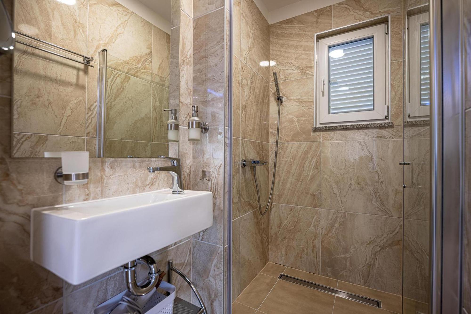 Villa Beauty With Heated Pool And Jacuzzi Канфанар Екстериор снимка