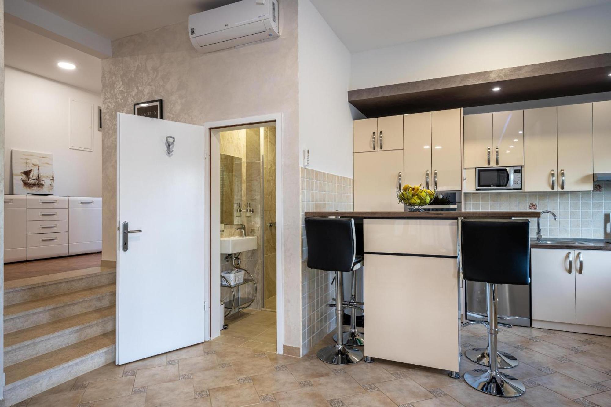 Villa Beauty With Heated Pool And Jacuzzi Канфанар Екстериор снимка
