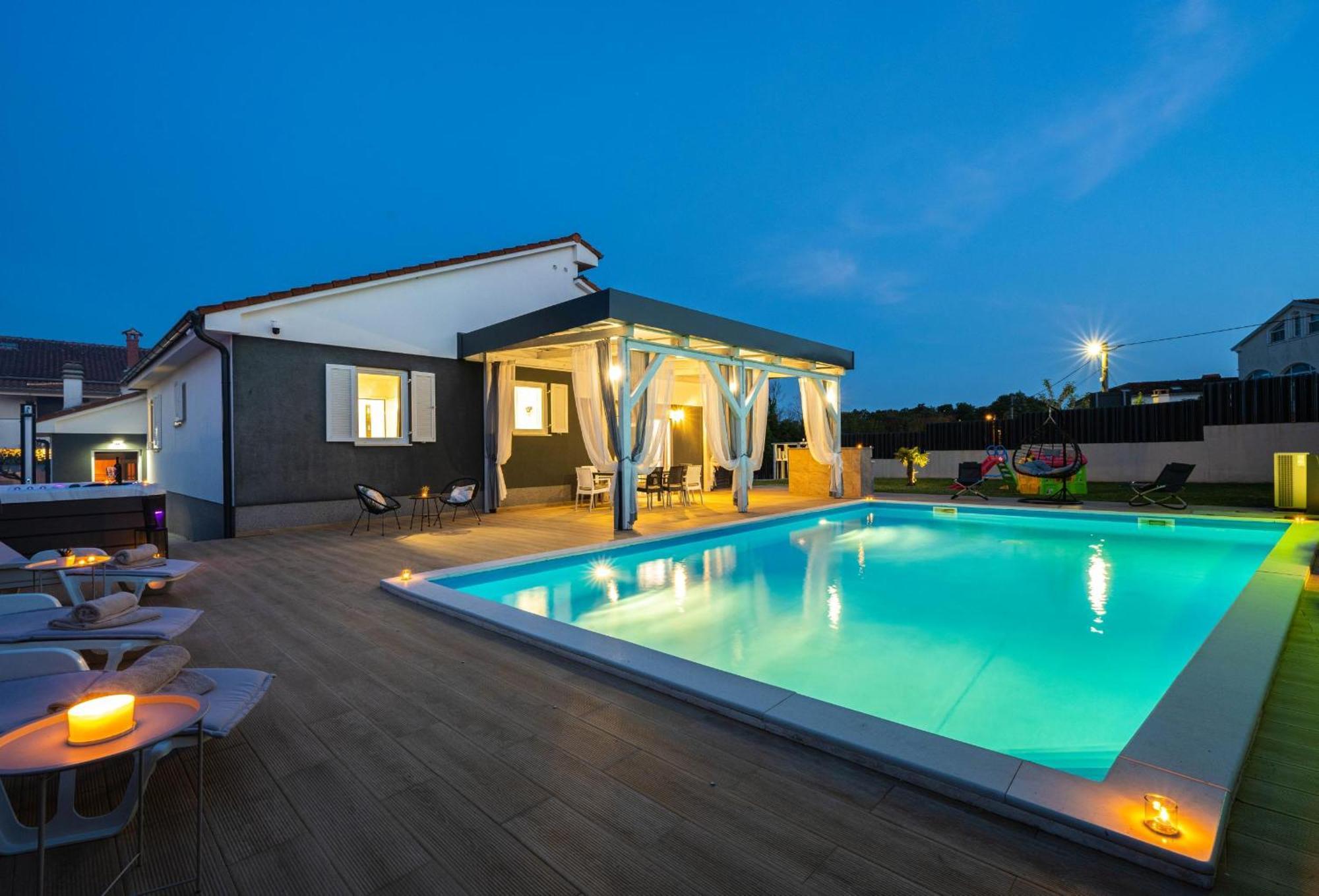 Villa Beauty With Heated Pool And Jacuzzi Канфанар Екстериор снимка
