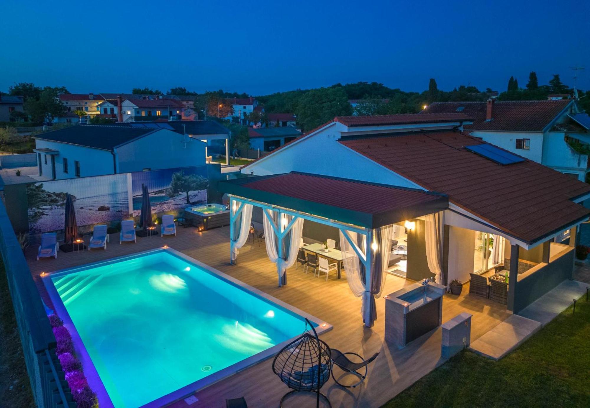 Villa Beauty With Heated Pool And Jacuzzi Канфанар Екстериор снимка